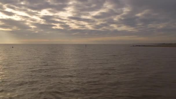 Panning Antenn Drönare Flyger Lågt Över Havet Vid Solnedgången — Stockvideo