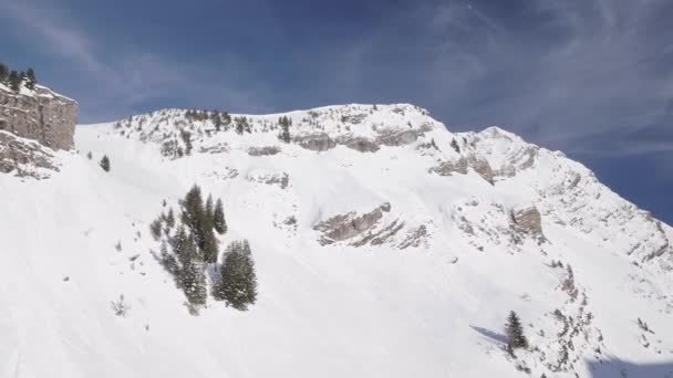 Flygdrönare Panorering Över Snötäckta Berg Med Blå Himmel — Stockvideo