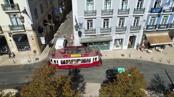 Vista Aérea Seguindo Bonde Nas Ruas Ensolarada Cidade Lisboa Rastreamento — Vídeo de Stock