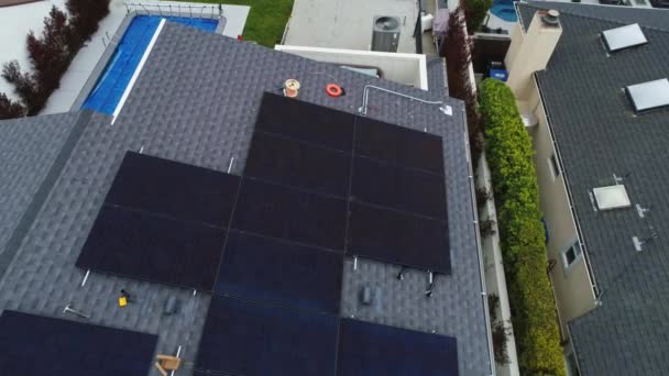 屋上の太陽パネル設置プロセスを見下ろす空中ビュー 高角度 ドローンショット — ストック動画