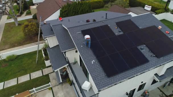 Vista Aérea Del Hombre Instalando Paneles Solares Azotea Casa Suburbana — Vídeos de Stock
