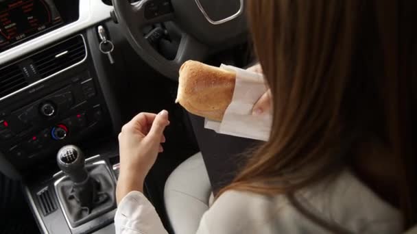 Mujer Joven Cortando Comiendo Pedazo Pan Mientras Espera Coche — Vídeos de Stock