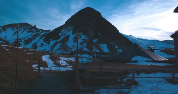 Der Abenddämmerung Ruhig Über Die Beruhigende Berglandschaft Fahren Weite Sicht — Stockvideo