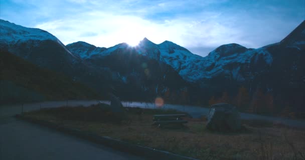 在奥地利 两名游客在暮色中走上前去 在一片广阔的山景中 在远处拍摄了一张照片 这让人心平气和 — 图库视频影像