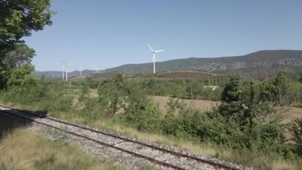 Steigende Antenne Über Bahngleisen Richtung Grüne Windmühlen Auf Dem Land — Stockvideo