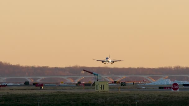 ワシントンD Sのオレンジ色の空の下の商業ジェット着陸 Dca空港 — ストック動画