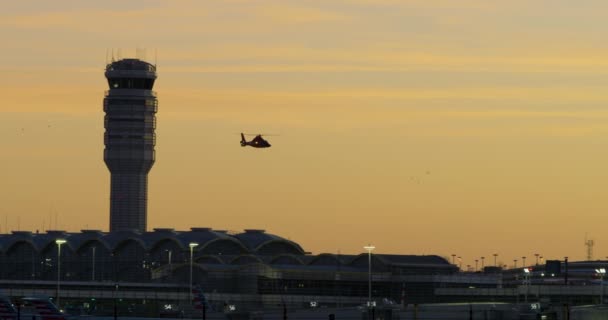 Helikopter Washington Silhouette Sunset Hava Trafik Kontrol Kulesini Geçiyor — Stok video