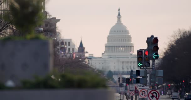 Capitólio Dos Eua Washington Fora Foco Com Setas Trânsito Virando — Vídeo de Stock