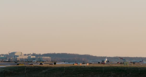 Szerokie Ujęcie Komercyjnego Odrzutowca Startującego Lotnisku Dca Waszyngtonie — Wideo stockowe