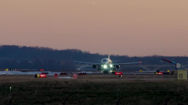 Washington Nin Dca Havaalanından Hava Kararmadan Hemen Önce Uçak Havalanıyor — Stok video