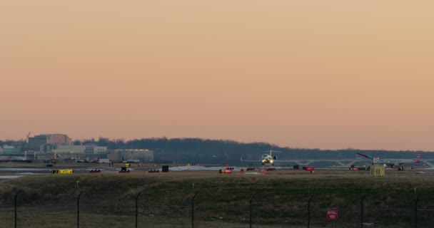 Caméra Penche Pour Suivre Réflexion Sur Eau Lorsque Avion Décolle — Video