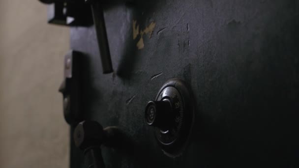 在黑暗的电梯房中拍摄到的老式黑色金属箱的特写倾斜视频 — 图库视频影像