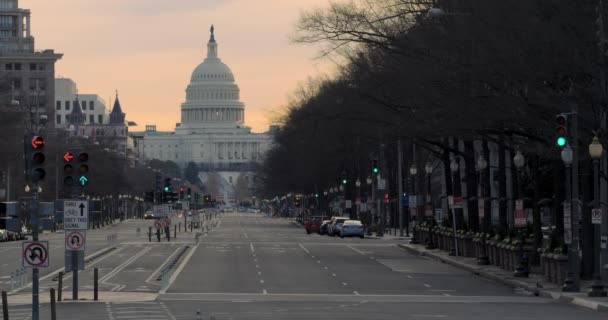 位于华盛顿特区的美国国会大厦门前 从绿色到红色的交通信号线闪烁着大胆的橙色天空 — 图库视频影像