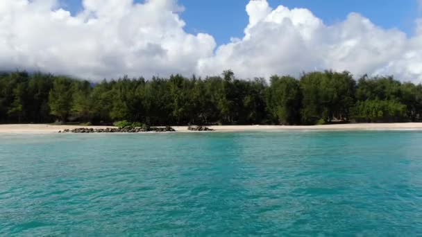 Langsam Treiben Weg Von Tropischen Versteckten Strand Umgeben Von Dschungel — Stockvideo