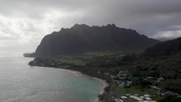 Mooie Oahu Mountain Met Panning Drone Schot — Stockvideo