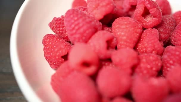 Himbeeren Einer Weißen Schüssel Mit Dunklem Holztischhintergrund Schuss Von Links — Stockvideo