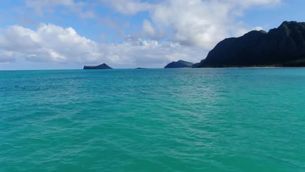 Flotando Lentamente Océano Hawaiano Hacia Orilla Con Mini Islas Distancia — Vídeo de stock