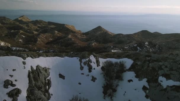 Ein Mann Auf Dem Kamm Des Gebirges Sveti Jure Biokovo — Stockvideo