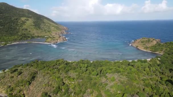 아름다운 공중은 아름다운 산호초와 아일랜드의 바다를 배경으로 합니다 — 비디오