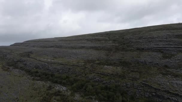 Drone Shot Una Montagna Nel Burren Irlanda Ricoperta Rocce — Video Stock