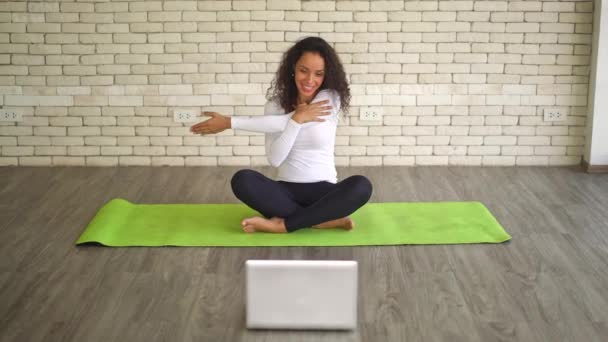 Mujer Latina Influencer Enseñando Yoga Online — Vídeo de stock