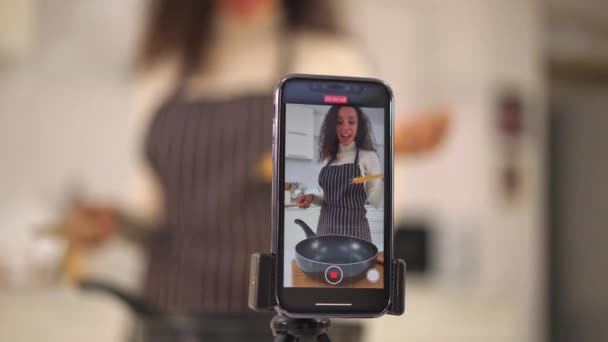 Mujer Latina Filmando Vídeo Cocinando Cocina Para Compartir Blog — Vídeos de Stock