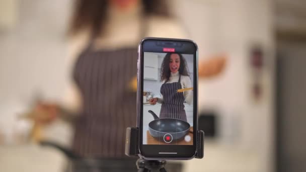 Mulher Latina Filmando Vídeo Cozinhar Cozinha Para Compartilhar Blog — Vídeo de Stock