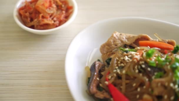 Japchae Roergebakken Koreaanse Vermicelli Noedels Met Groenten Varkensvlees Belegd Met — Stockvideo