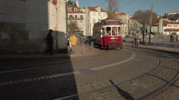 Openbare Tramhalte Lisabon Rijdt Door Smalle Oude Stad Portugal Straten — Stockvideo