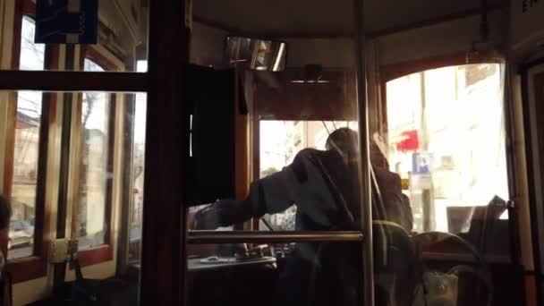 日当たりの良いリスボンポルトガル通りを通る旅客ビューの内部トラム車掌 — ストック動画
