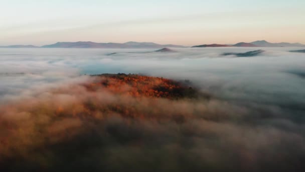 Drone Vídeo Acima Das Nuvens Árvores Folhagem Queda Vermont Com — Vídeo de Stock