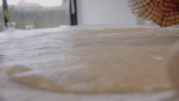 Giovane Donna Stendere Pasta Una Torta Cucina Casa Pasticceria Fatta — Video Stock
