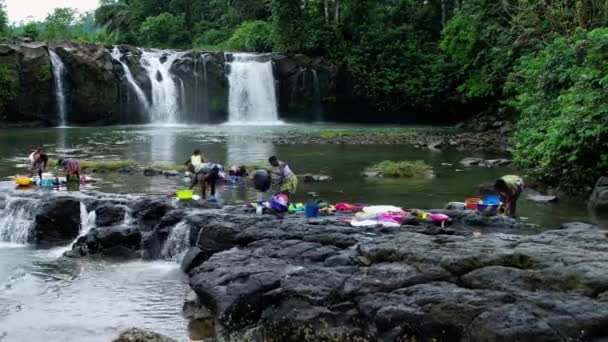 Widok Powietrza Ludzi Robiących Pranie Rzece Pobliżu Wodospadu Sao Tome — Wideo stockowe