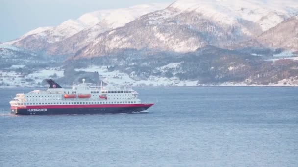 Hurtigruten Viagem Vela Fiorde Com Paisagem Montanhosa Perto Indre Fosen — Vídeo de Stock