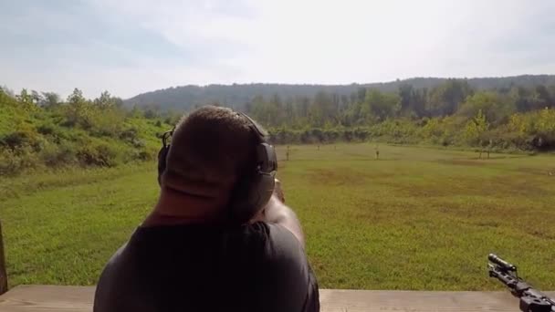 Arka Görünüm Yetişkin Erkek Atış Silahı Atış Poligonunda Uçan Mermiler — Stok video