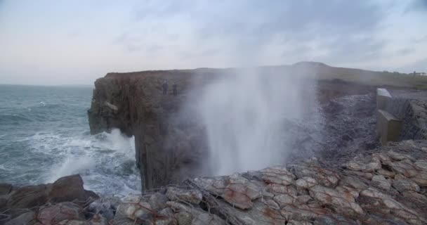 Blowhole Explosion Porth Island Newquay Cornwall Wide Shot — Stock Video