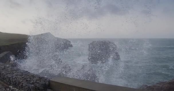 Blowhole Explosion Der Küste Porth Island Newquay Cornwall Weitschuss — Stockvideo