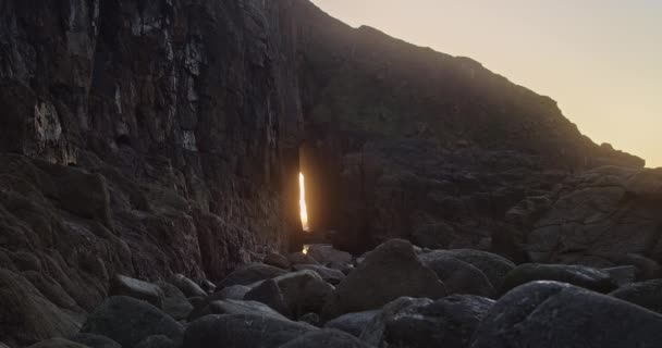 Nanjizal Beach Rocky Coast Avec Zawn Pyg Rock Arch Loin — Video