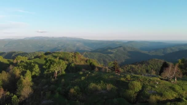 Romántico Ajuste Fuga Cima Montaña Tiro Dron Circular Paisaje Épico — Vídeos de Stock