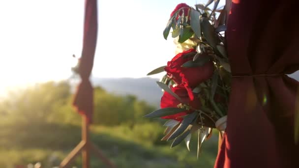 Ξύλινη Γαμήλια Αψίδα Λεπτομέρεια Τριαντάφυλλα Φύλλα Ελιάς Και Κόκκινη Ρόμπα — Αρχείο Βίντεο