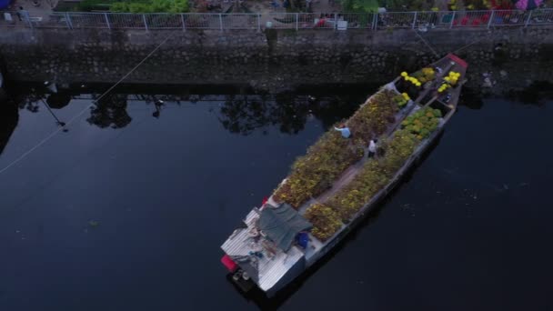 在胡志明市 越南农历新年的浮花市场是自上而下的无人驾驶飞机观看泰特节的亮点 晨光下 城市运河两岸的农民小船上开满了鲜花 — 图库视频影像