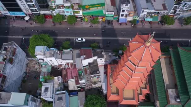 Drone Nyomkövető Kilátás Hagyományos Buddhista Pagoda Sűrű Városi Környezetben Minh — Stock videók
