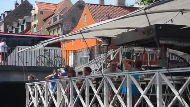 Kopenhag Kanalı Nda Güneşli Bir Günde Tekne Gezisi Konuklar Yayalar — Stok video
