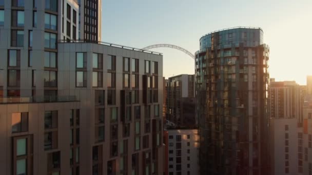 Drone Subindo Entre Edifícios Residenciais Londres Com Estádio Wembley Segundo — Vídeo de Stock