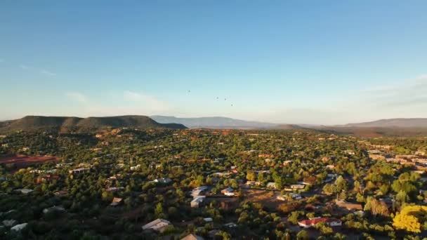 Cinematic Wide Revealing Drone Shot Mountains Houses Sedona Arizona — Stock Video