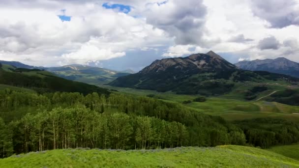 산맥에 크리크 트레일의 아름다운 공중에서의 — 비디오