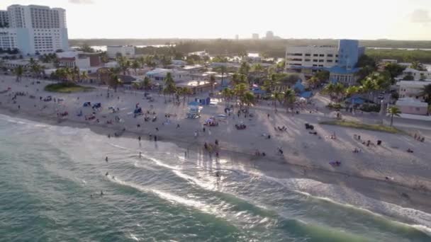 Luchtfoto Met Uitzicht Mensen Een Zonnig Strand Hollywood Florida Pan — Stockvideo