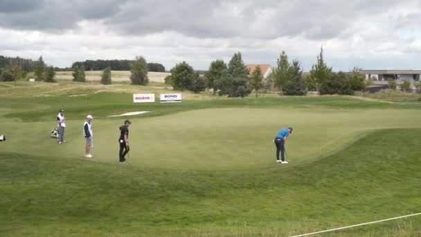 Jogadores Golfe Revezam Num Campo Verde Num Torneio Golfe — Vídeo de Stock