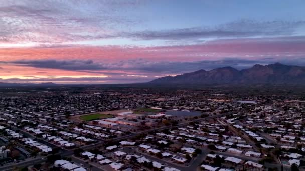 在亚利桑那州塔斯康日落期间 电影缓慢地拍摄无人驾驶飞机 从山上开始拍摄 — 图库视频影像