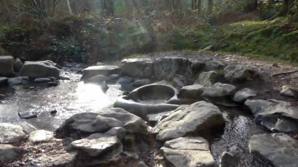 Río Brillante Que Fluye Través Erosión Primitiva Erosionada Cuenca Ceremonial — Vídeos de Stock